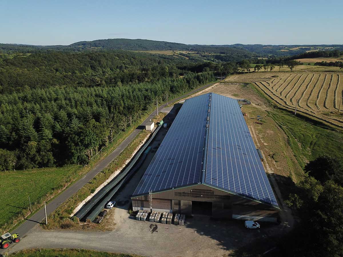 Hangar agricole avec panneaux photovoltaiques